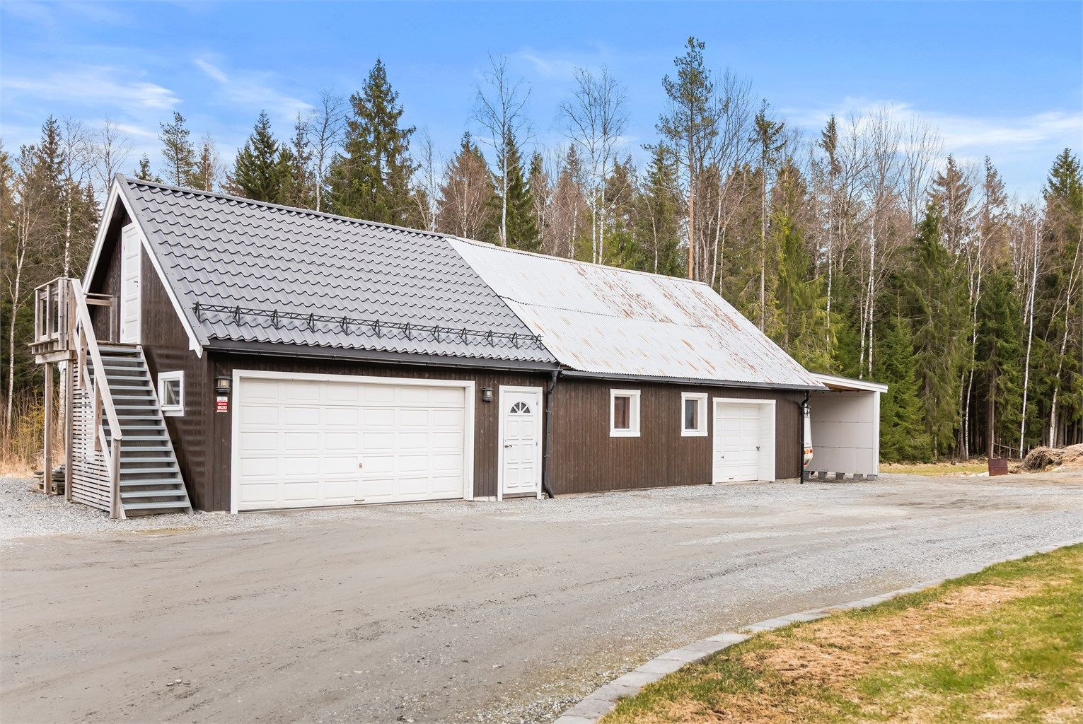Stor garasjebygning med gode oppbevaringsmuligheter, og rikelig med plass til både parkering og hobbybruk.