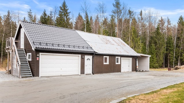 Stor garasjebygning med gode oppbevaringsmuligheter, og rikelig med plass til både parkering og hobbybruk.