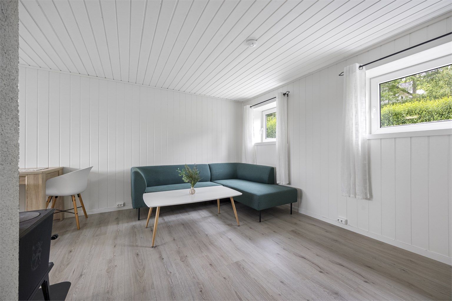 Stuen i utleiedelen har laminatgulv og malte panelplater.