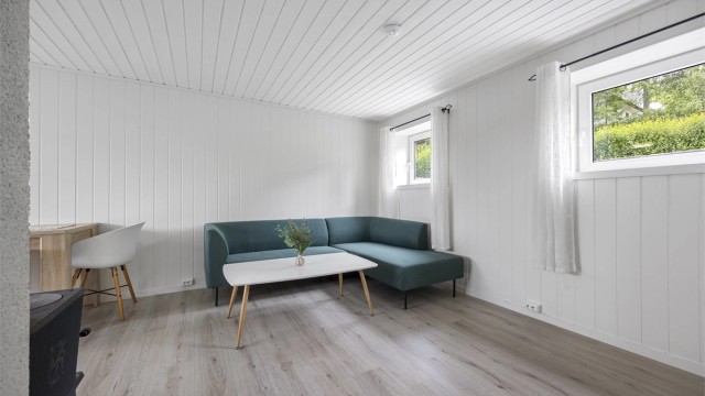 Stuen i utleiedelen har laminatgulv og malte panelplater.