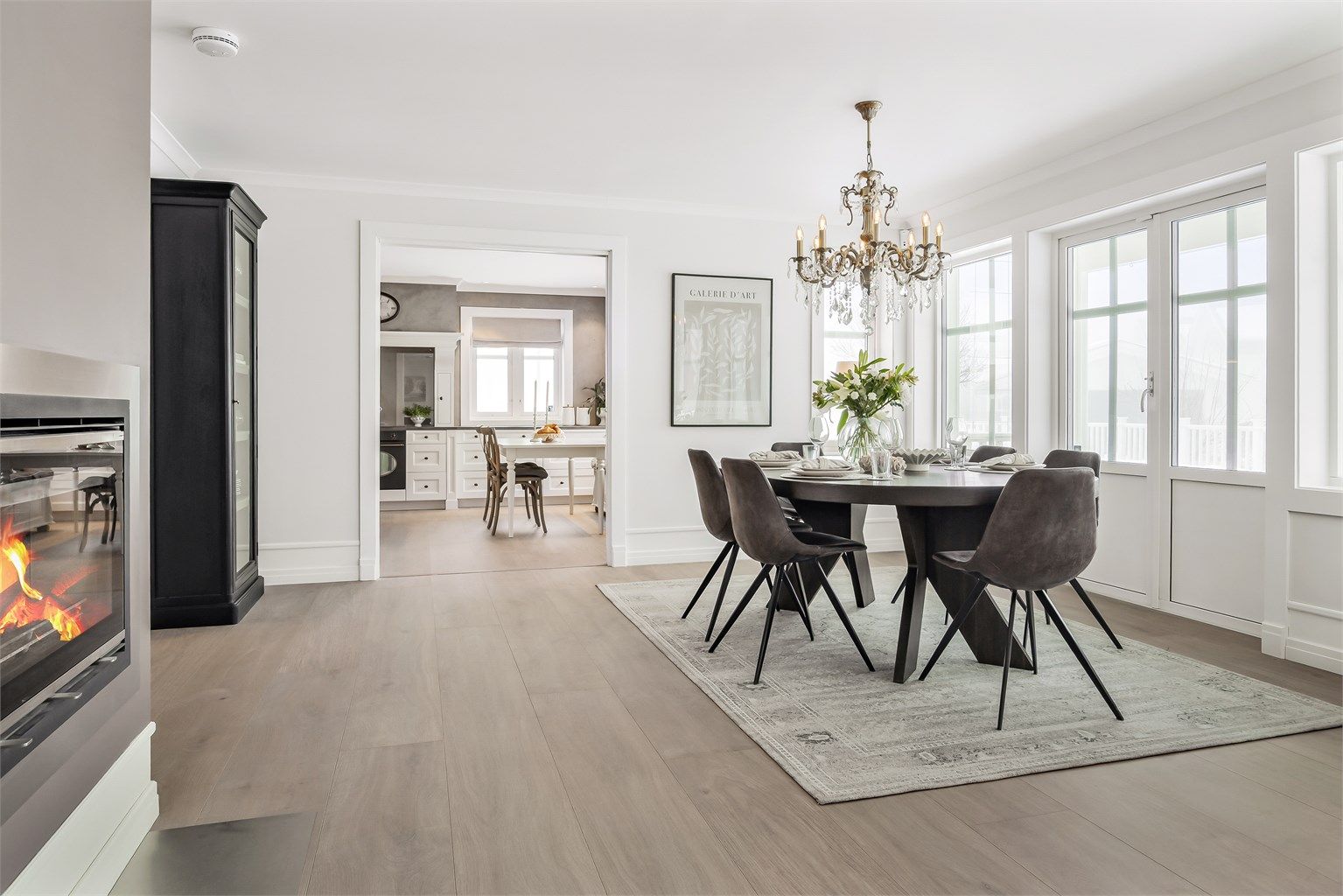 Spisestuen er et naturlig samlingspunkt mellom kjøkken og stue.