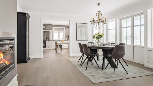 Spisestuen er et naturlig samlingspunkt mellom kjøkken og stue.