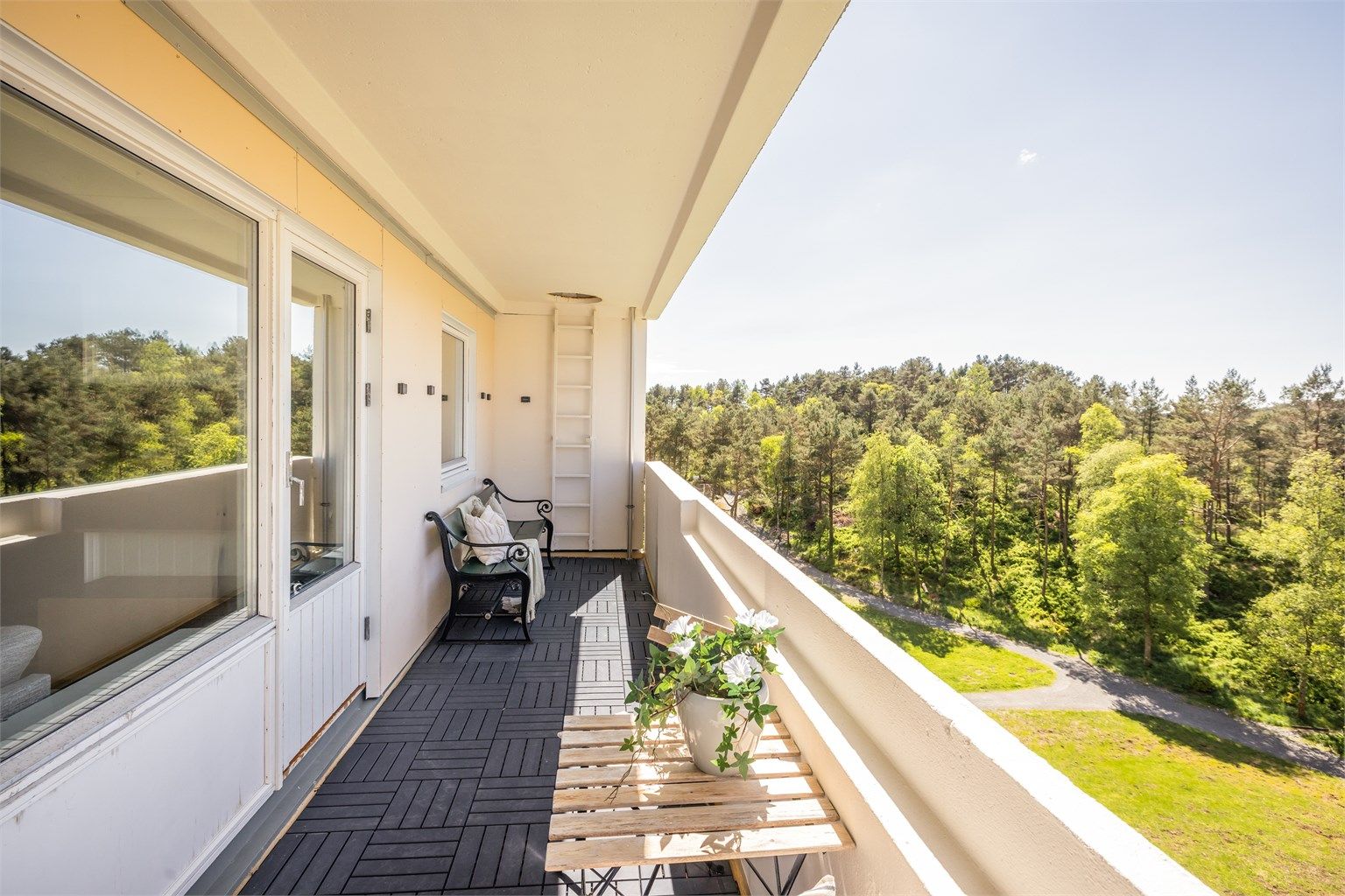 En romslig og nydelig leilighet med vestvendt, solrik beliggenhet samt nydelig utsikt! 