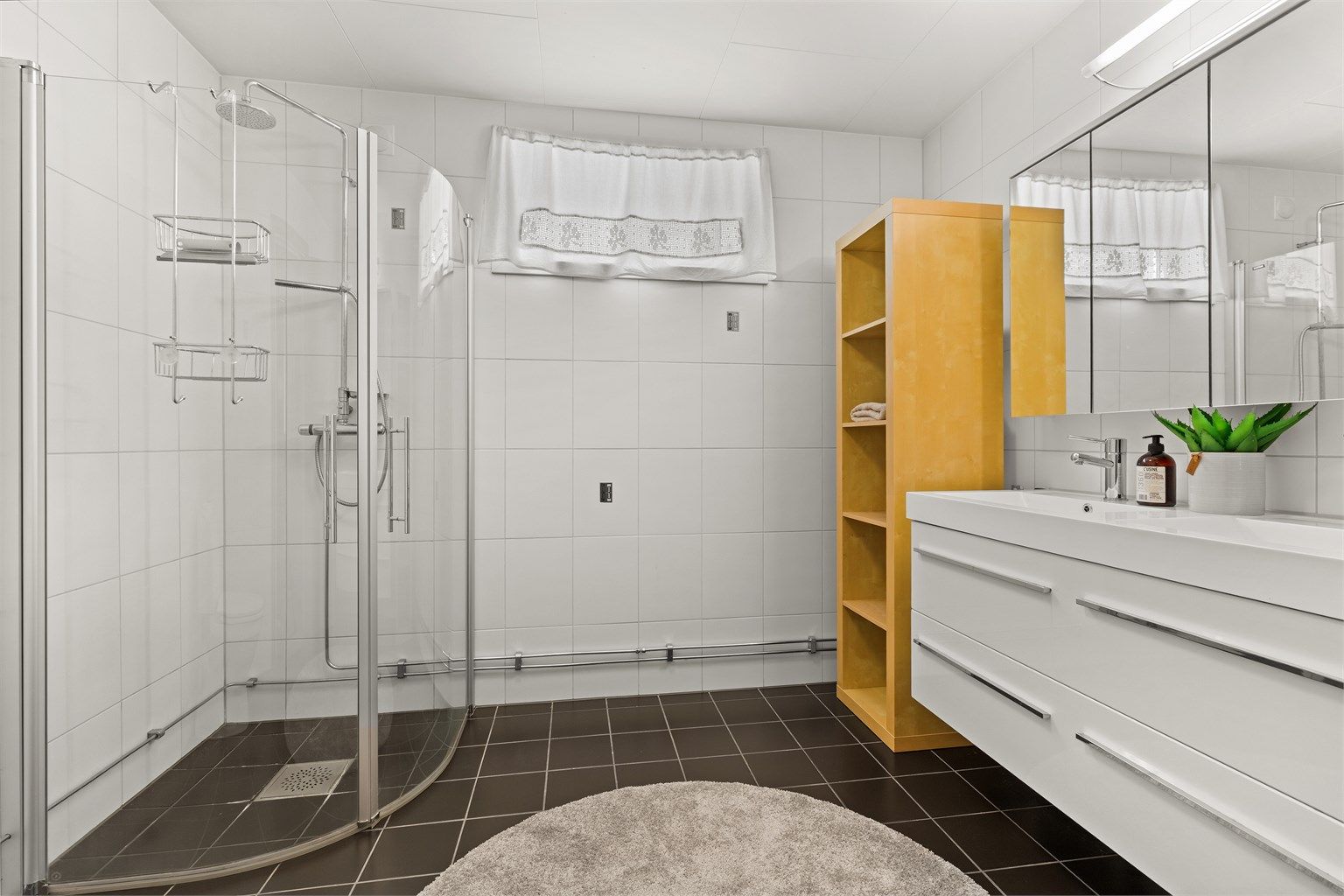 Badet i hybelen ble pusset opp i 2010 og har flislagt gulv med varme.
