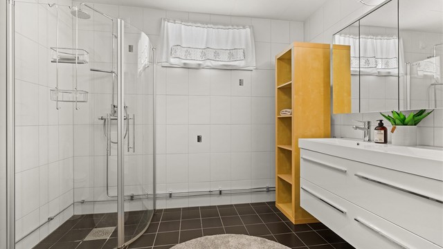 Badet i hybelen ble pusset opp i 2010 og har flislagt gulv med varme.