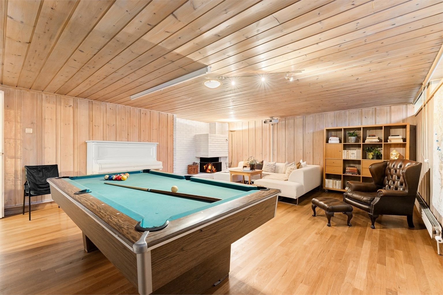 Peisestuen har heltre eikestaver på tilfarergulv.