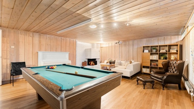 Peisestuen har heltre eikestaver på tilfarergulv.