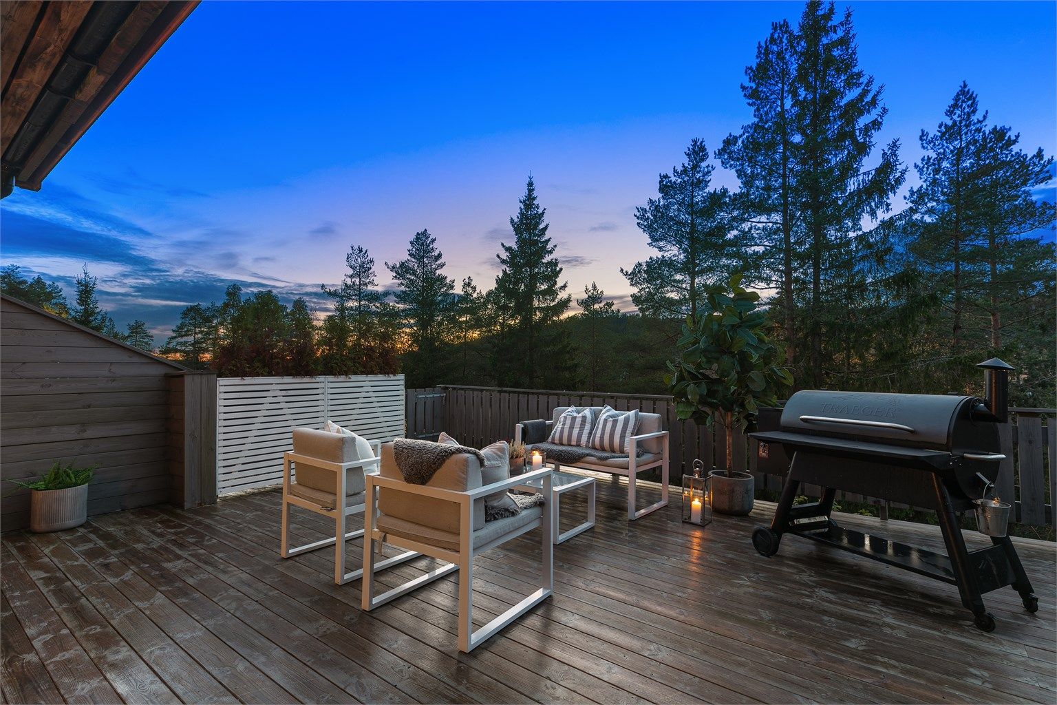 Levegger skjermer for innsyn og skaper et lunt og privat uterom.