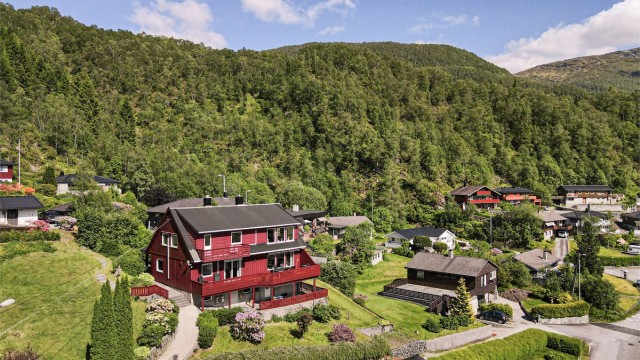 Velkommen til Rossvegen 7 presentert av Eiendomsmegler Krogsveen v/ Cecilie Wilhelmsen. (Foto: Bjarne Skintveit)