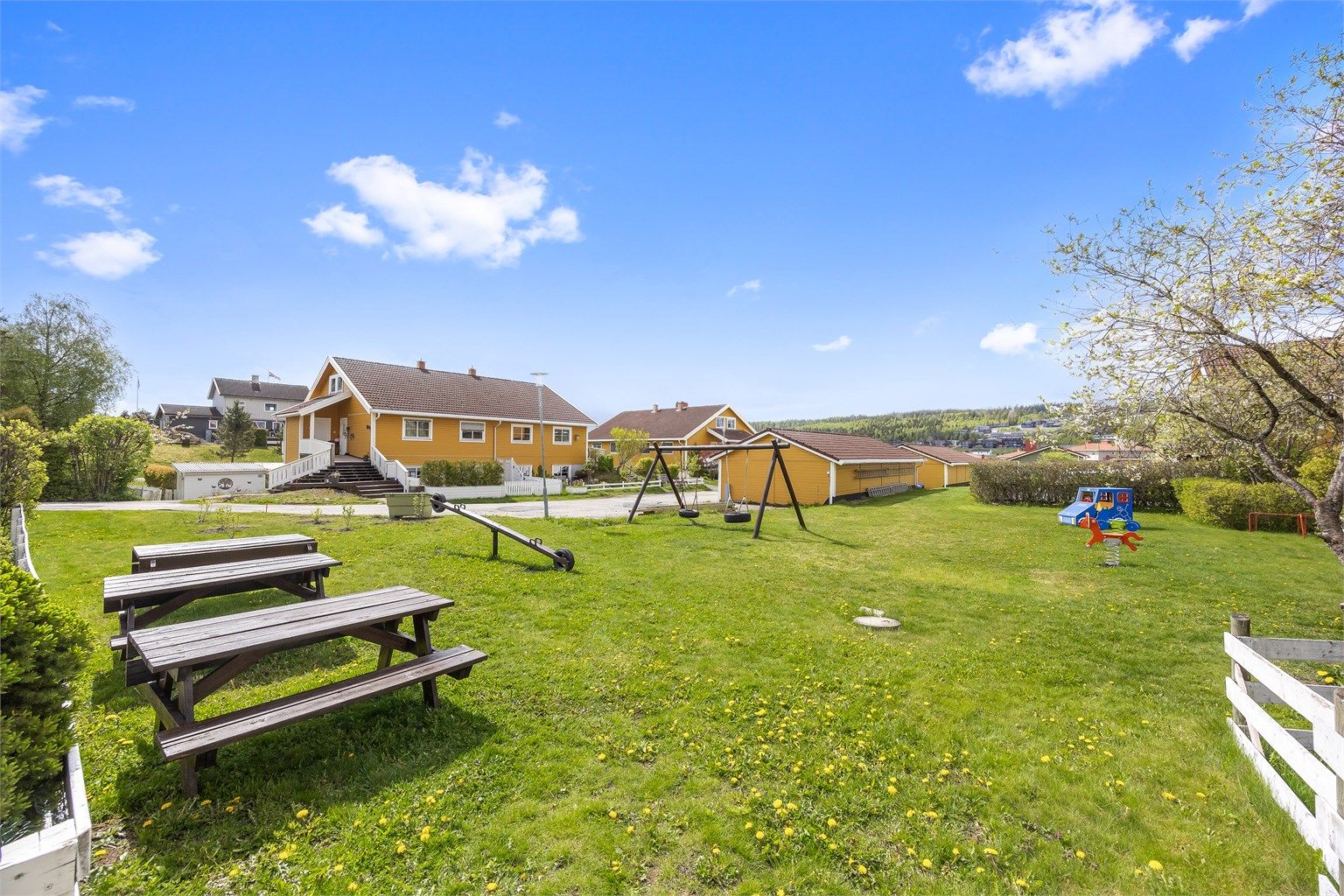 Felles lekeplass for beboerne i sameiet.
