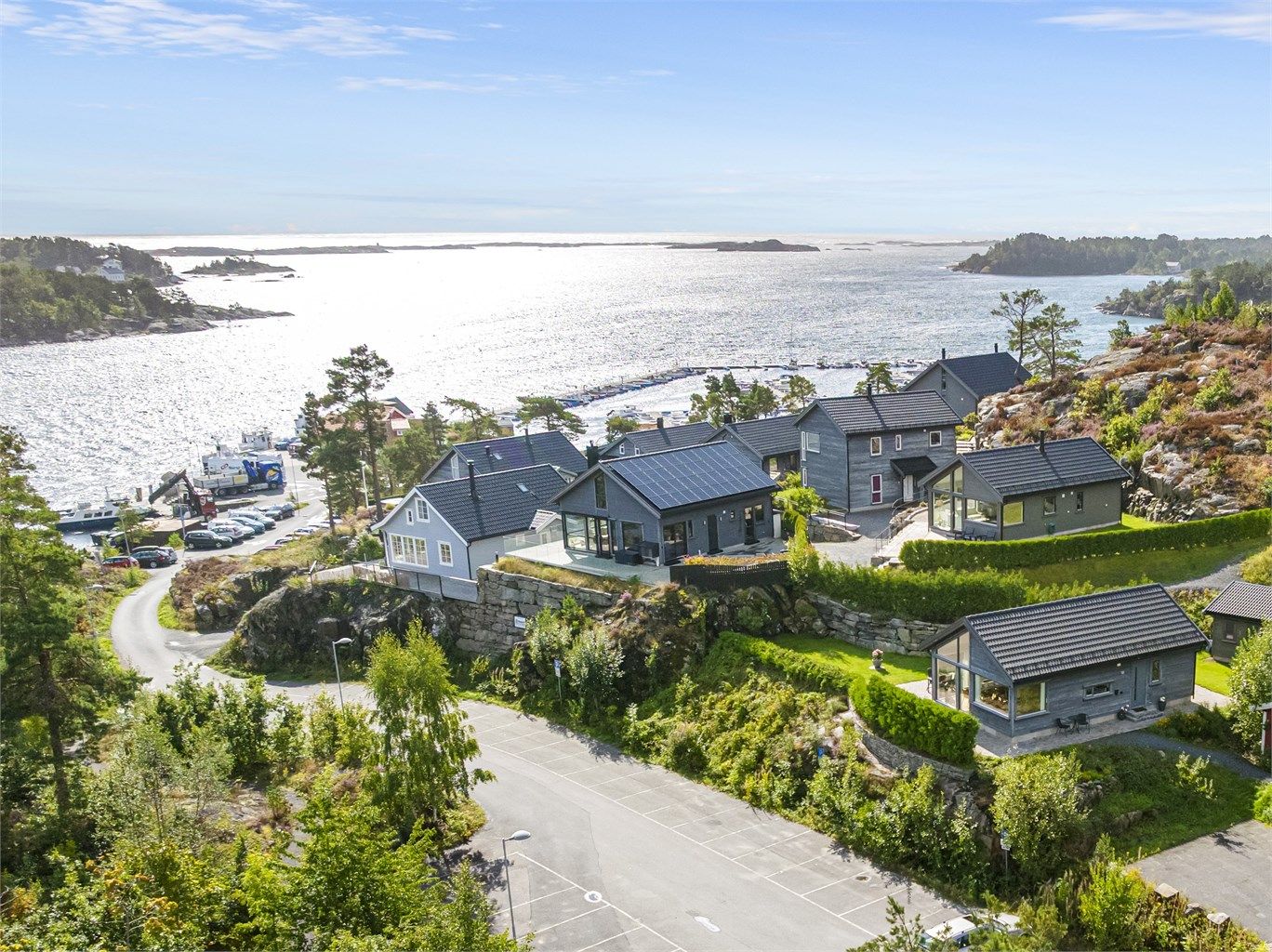 Kort vei ned til Hagefjordbrygga med sesongåpen sjømatrestaurant, kiosk og rutebåt til Sandøya og Lyngør.