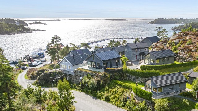 Kort vei ned til Hagefjordbrygga med sesongåpen sjømatrestaurant, kiosk og rutebåt til Sandøya og Lyngør.