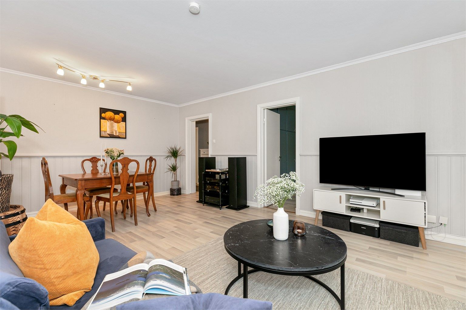 Den åpne stue/spisestue løsningen skaper et sosialt allrom.