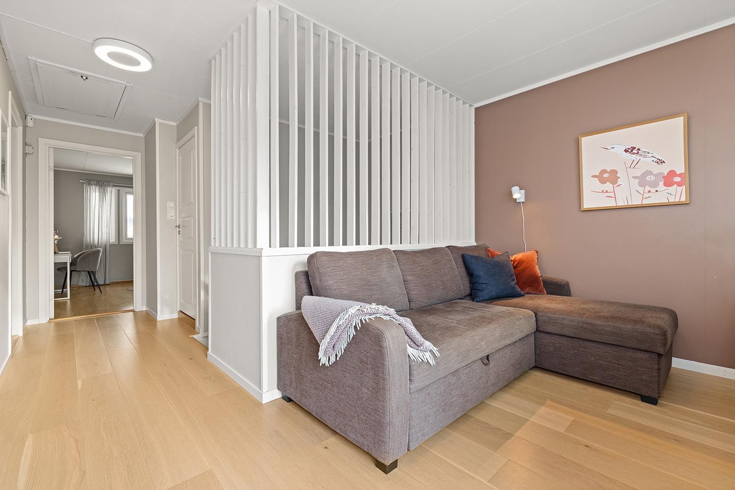 Fra gangen er det adkomst til et loft med 16 m² gulvflate for lagring.