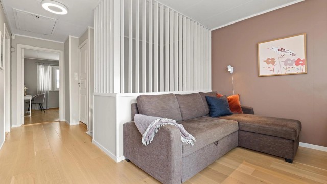 Fra gangen er det adkomst til et loft med 16 m² gulvflate for lagring.