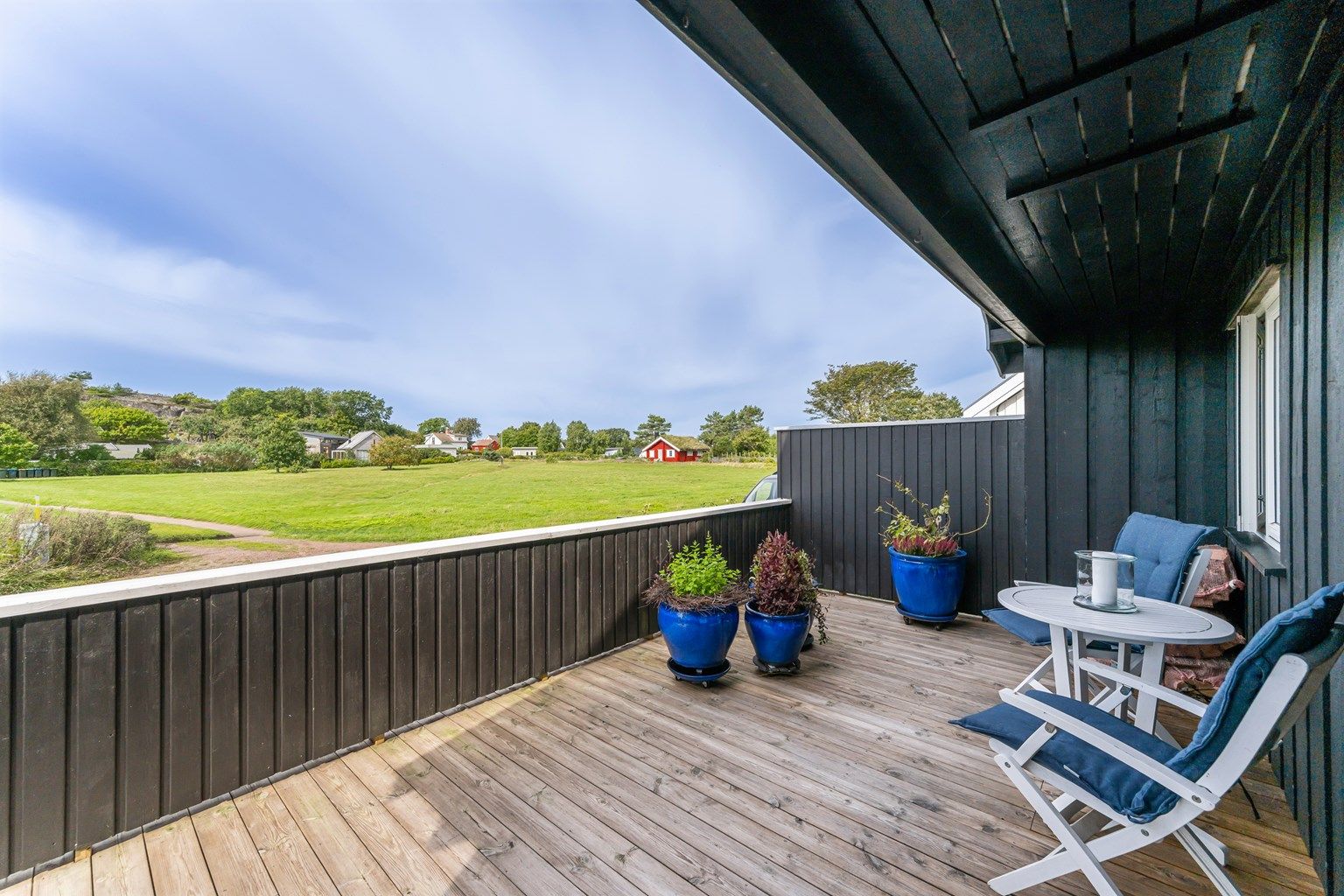 Eiendommen er beliggende på Mo i stille og rolig gate, i nærhet til Verdens Ende, Moutmarka og Mostranda. Her finner man naturopplevelser, som du sjelden har sett maken til!