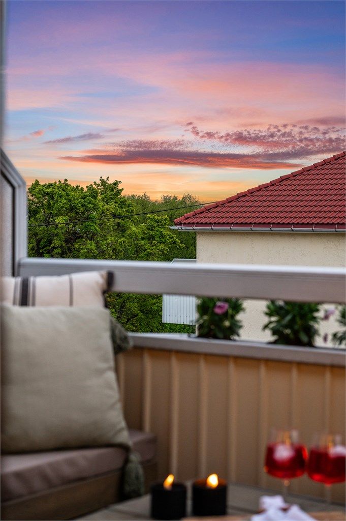 Nydelig, frodig utsikt høyt over hustakene 