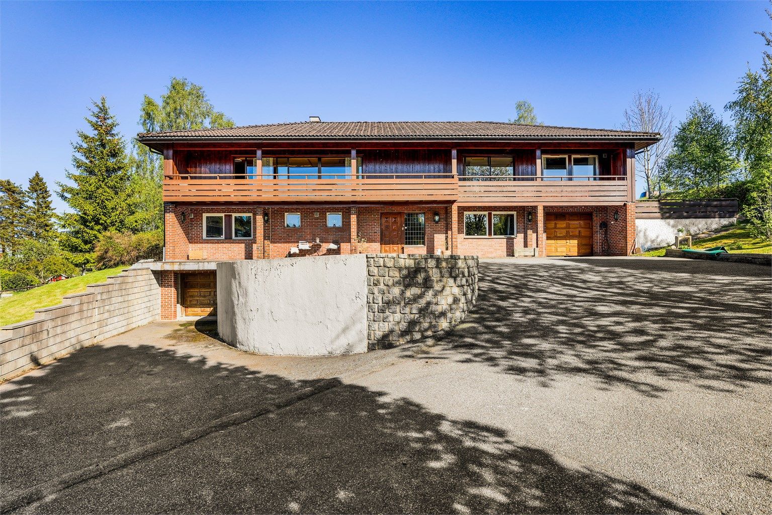 Eneboligen i Hroars vei 4 er meget innholdsrik og bærer preg av å ha vært betydelig påkostet for tiden da den ble oppført.