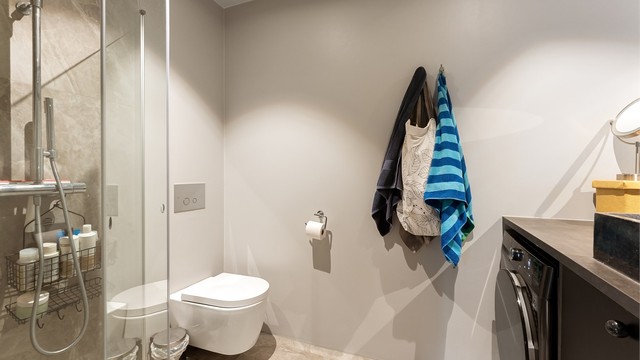 Lekkert og moderne baderom fra 2020 med gulvvarme, downlights og mekanisk avtrekk. I tillegg til opplegg for vaskemaskin