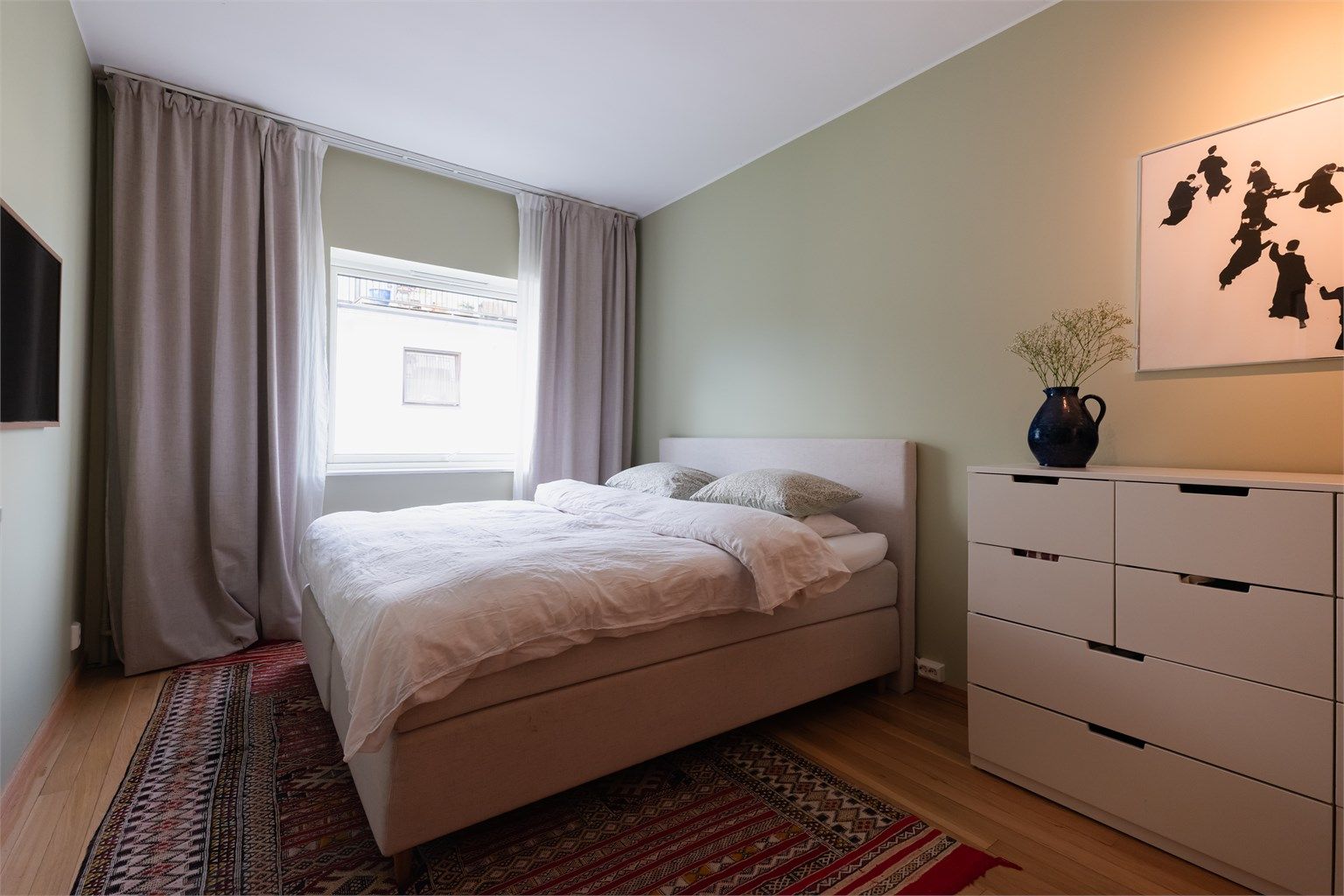 Hovedsoverommet er romslig og har plass til dobbeltseng med tilhørende nattbord på hver side.