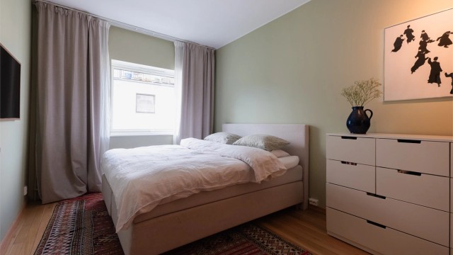 Hovedsoverommet er romslig og har plass til dobbeltseng med tilhørende nattbord på hver side.