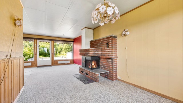 Stuen har store vindusflater som gir godt med naturlig lys.