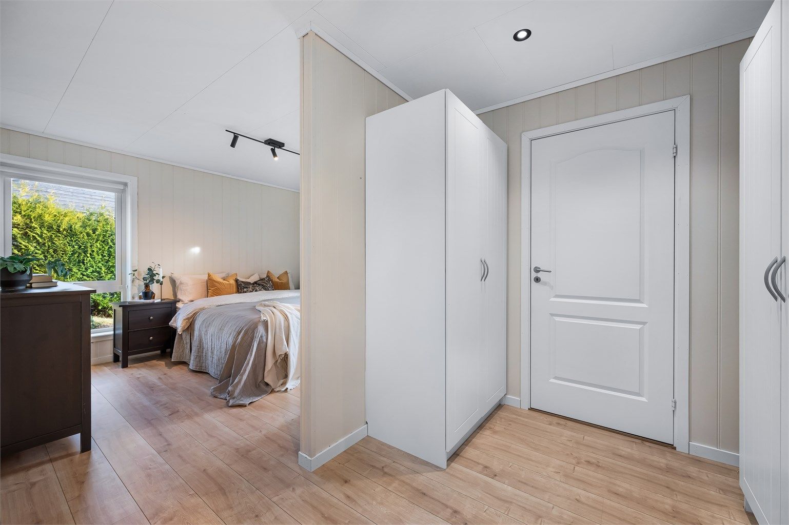 Gode oppbevaringsmuligheter både på soverommet og i boden innenfor som er på 5,6 kvm