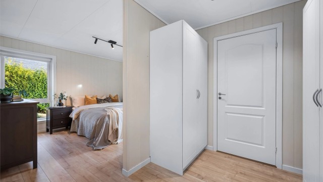 Gode oppbevaringsmuligheter både på soverommet og i boden innenfor som er på 5,6 kvm