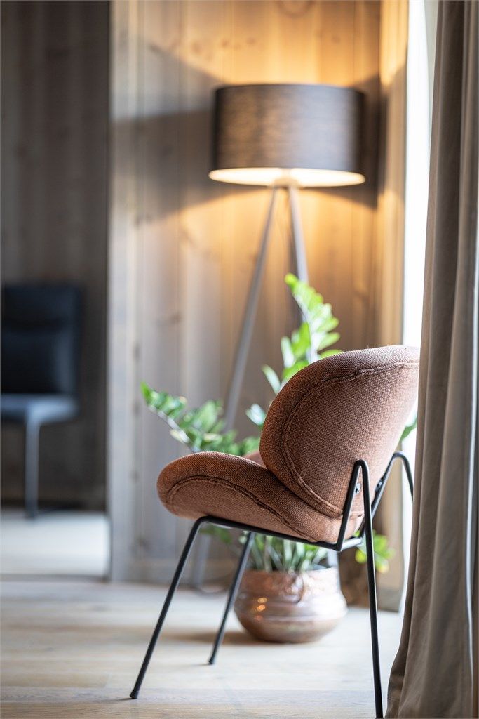 Gjennomført materialbruk og design skaper en eksklusiv og helhetlig følelse.