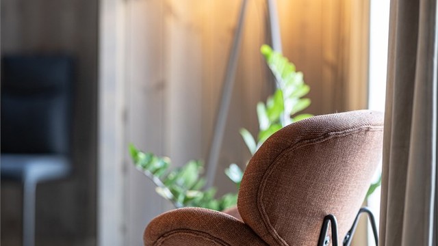 Gjennomført materialbruk og design skaper en eksklusiv og helhetlig følelse.