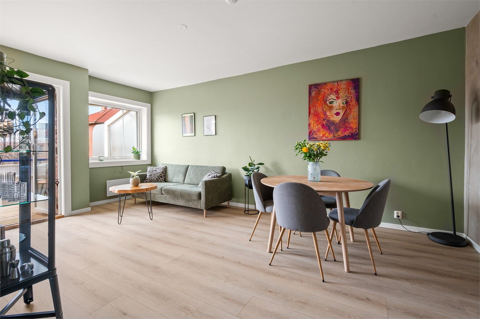 Stuen er romslig og har god plass til både sofagruppe og en egen spiseplass.