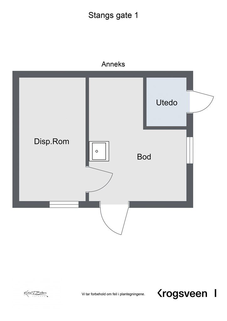 Det frittliggende bryggerhuset er innredet med bod og gulvet rom og eldre utedo.