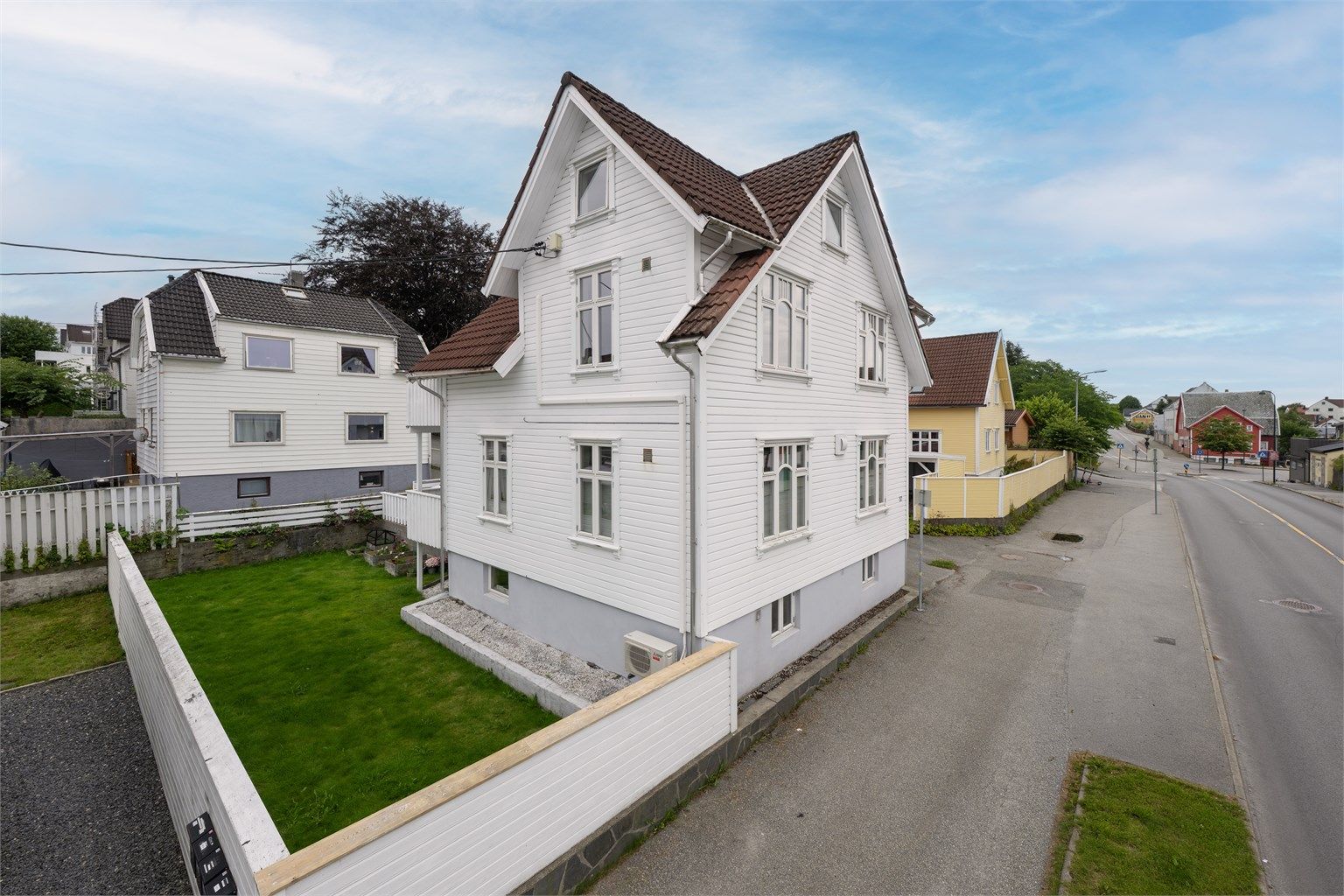 Felles hage for sameiet og nedgang til kjeller fra hage. 