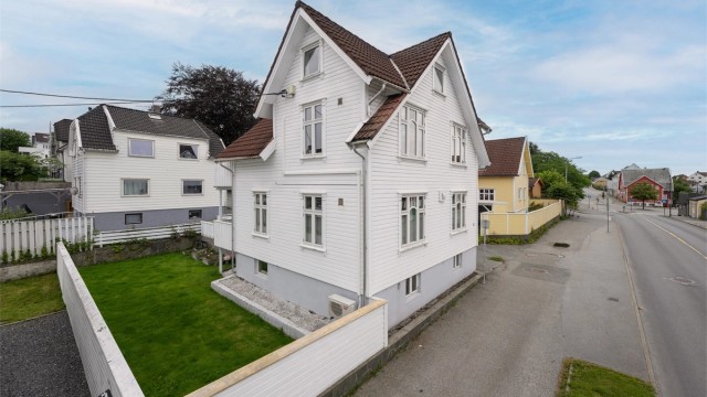 Felles hage for sameiet og nedgang til kjeller fra hage.