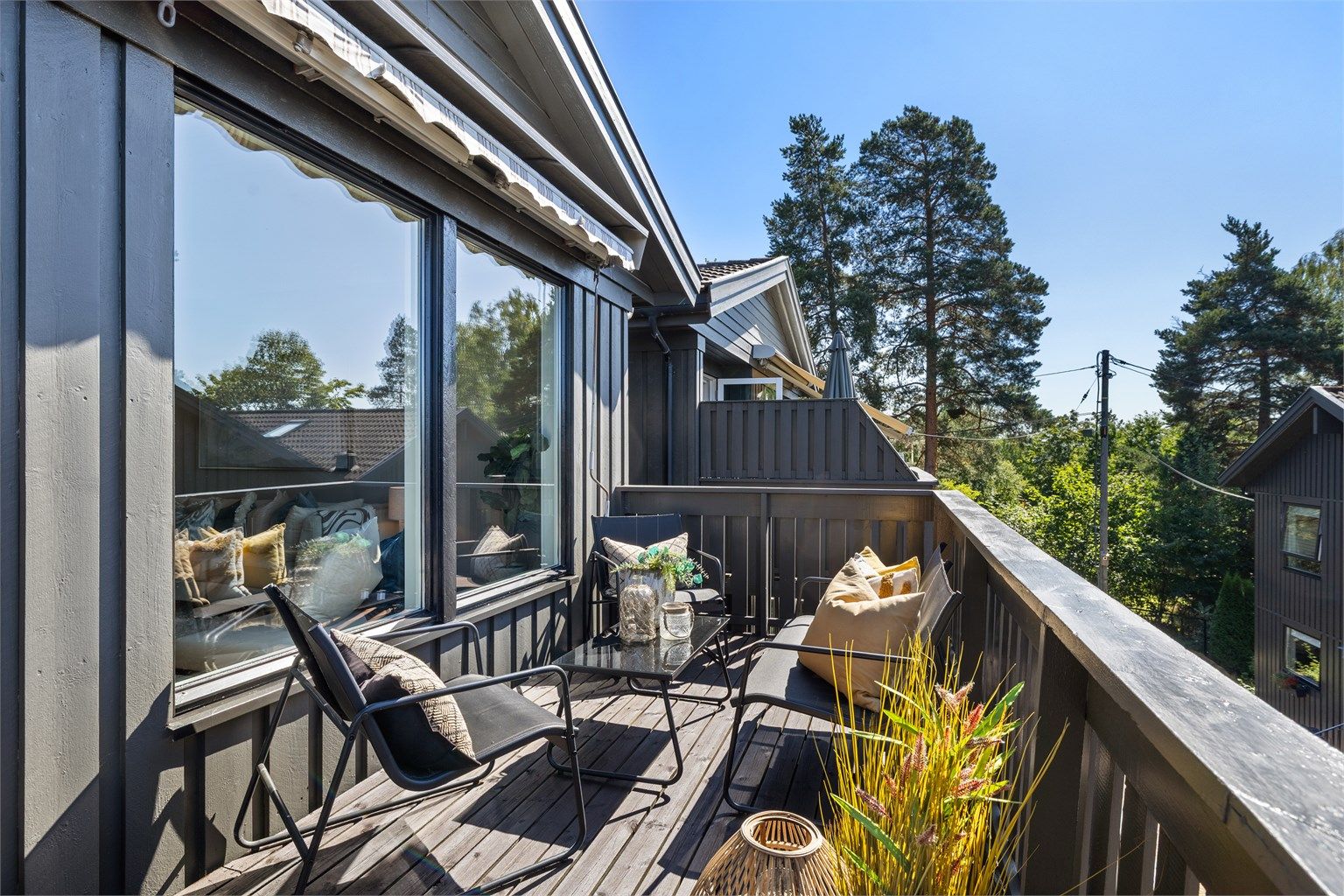 Fra stuen er det utgang til vestvendt veranda på 13 kvm. med hyggelig utsyn over nærområdet.