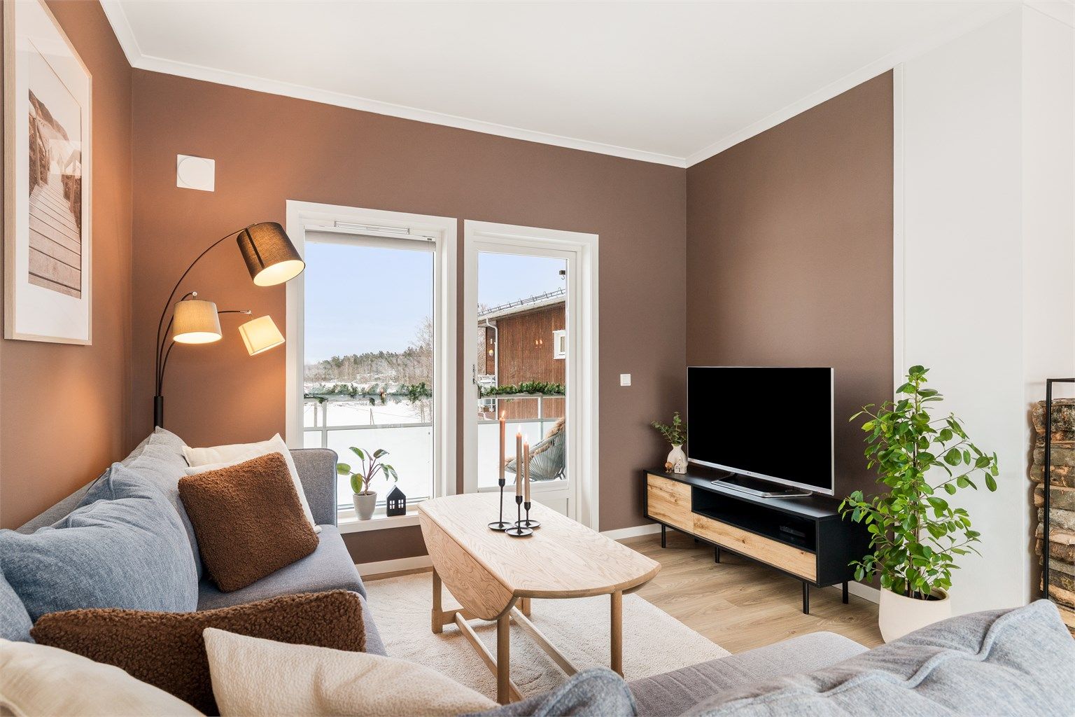 Stuen har rikelig med plass til egen tv-krok.