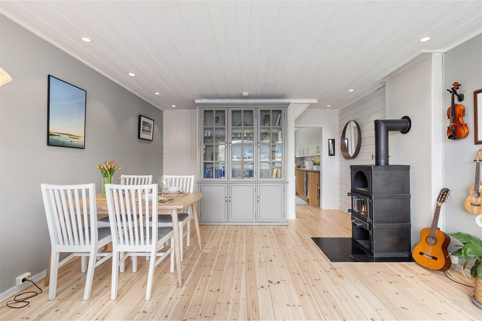 Tregulv på kjøkkenet og i stuen ble slipt i 2026