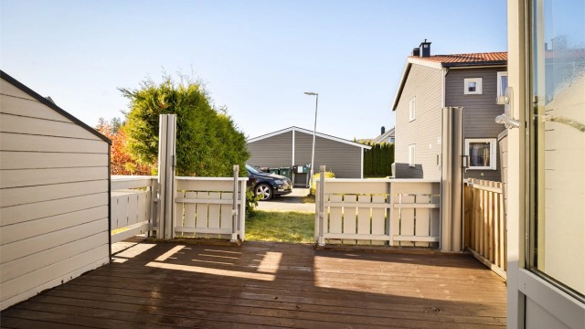 Lun terrasse på 12 kvm med markise, uttrekkbare sidemarkiser og levegger.