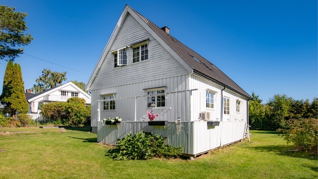 Boligen har en flott solrik tomt med koselig beplantning. Foto: Lars Gartå