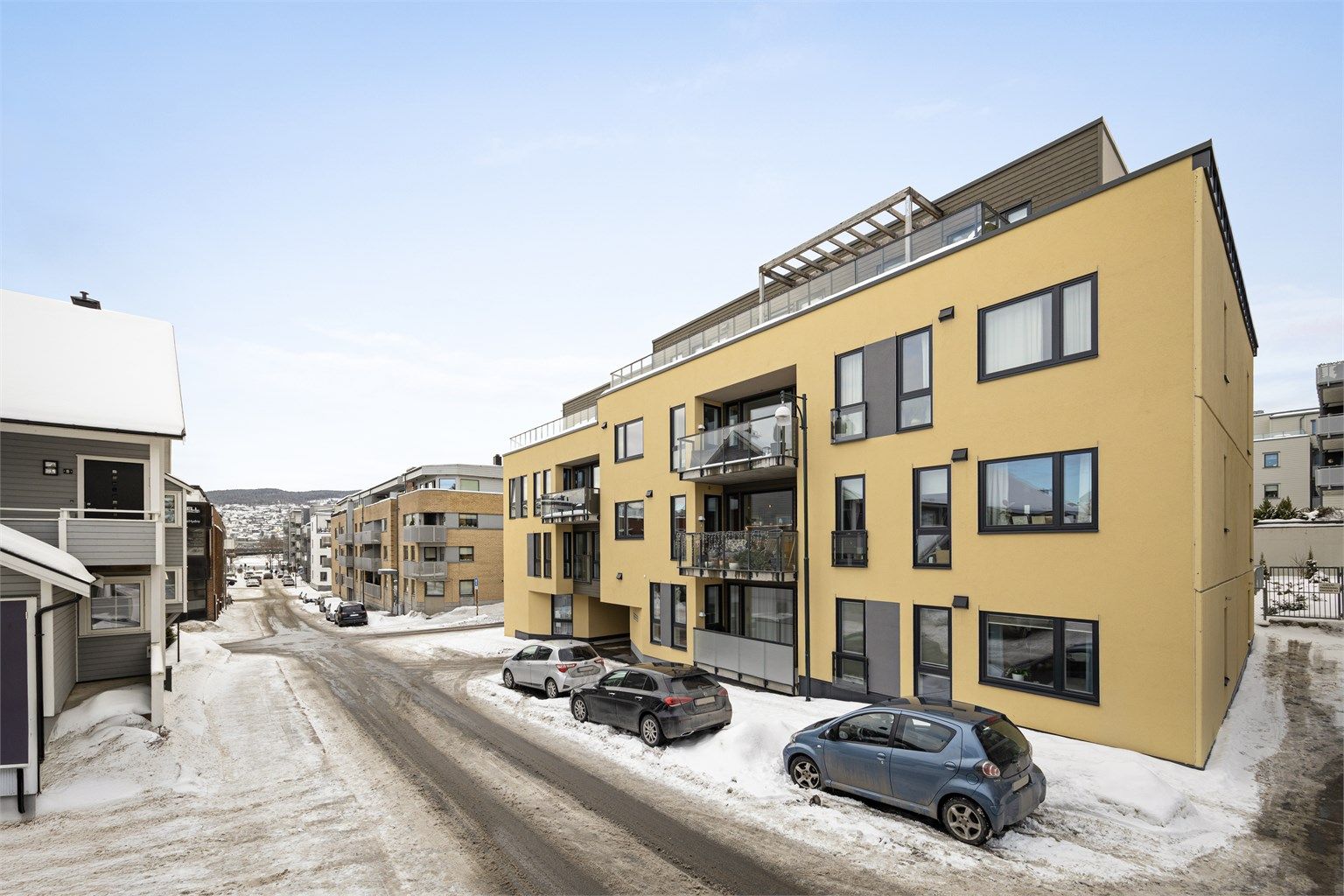CC Drammen kjøpesenter ligger innen kort avstand fra leiligheten, i tillegg til Torget Vest og Magasinet i nærheten.
