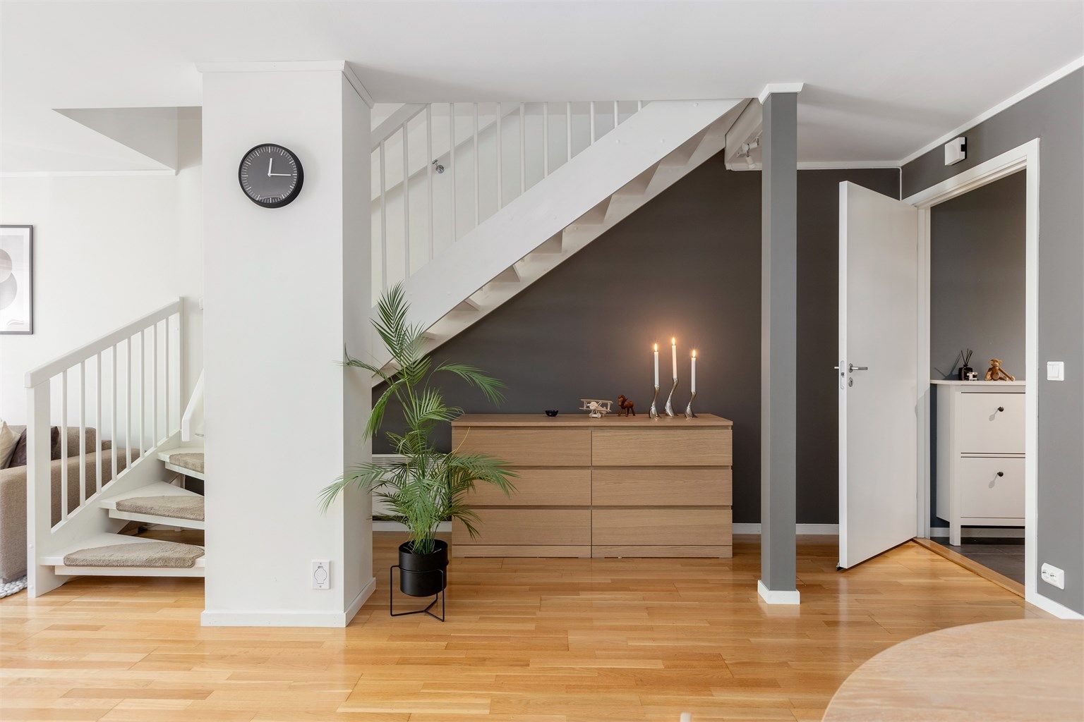Den malte tretrappen binder sammen boligens tre plan på en elegant måte.