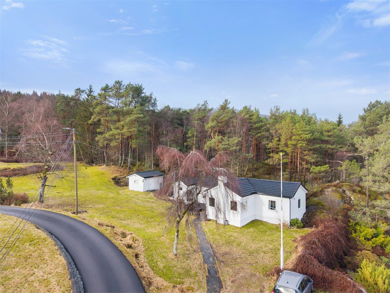 Krogsveen v/Thomas Hauge presenterer Ospelia 5 - Enebolig med moderniseringsbehov, stor tomt på 1,7 mål og idyllisk beliggenhet. Alt på ett plan. Kort vei til Åsane senter. 