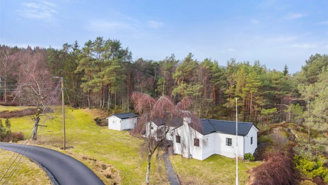 Krogsveen v/Thomas Hauge presenterer Ospelia 5 - Enebolig med moderniseringsbehov, stor tomt på 1,7 mål og idyllisk beliggenhet. Alt på ett plan. Kort vei til Åsane senter.