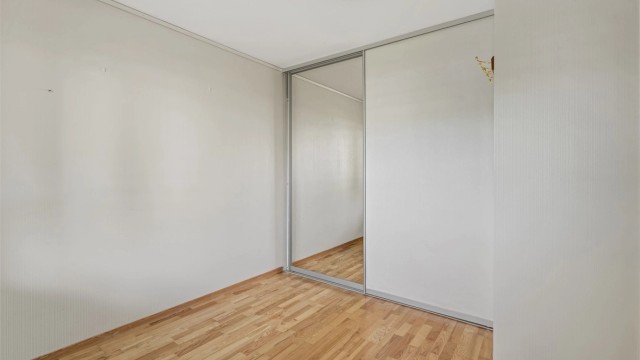 Soverommet er utstyrt med skyvedørsgarderobe med speilfronter.