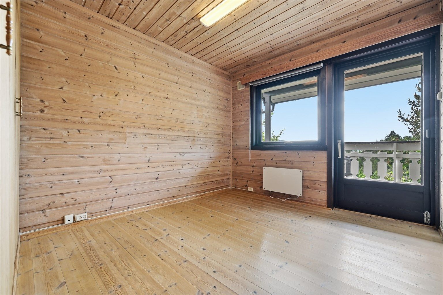 Fra det ene soverommet er det utgang til en veranda på ca. 12 m².