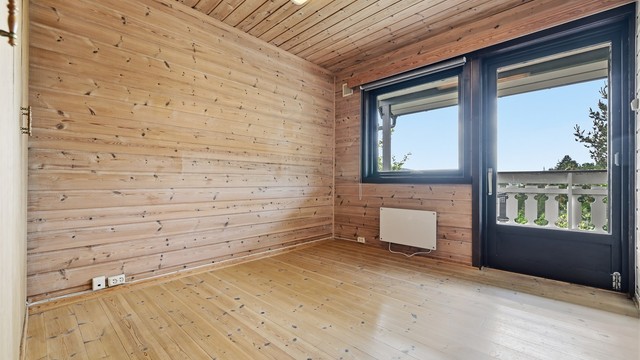 Fra det ene soverommet er det utgang til en veranda på ca. 12 m².