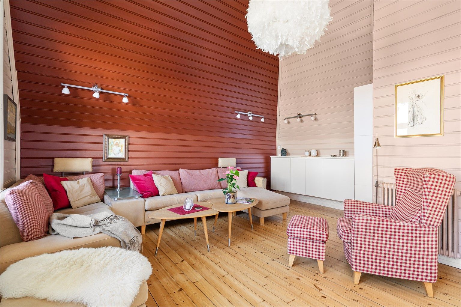 Romslig og lys loftstue med god plass til sofagruppe