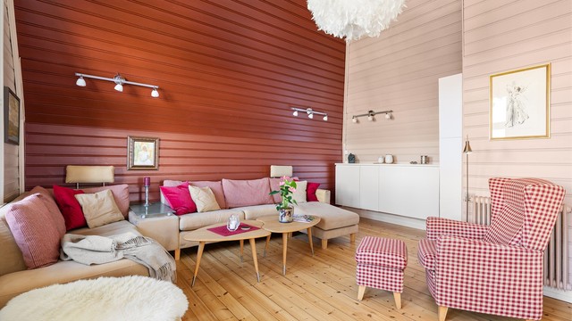 Romslig og lys loftstue med god plass til sofagruppe