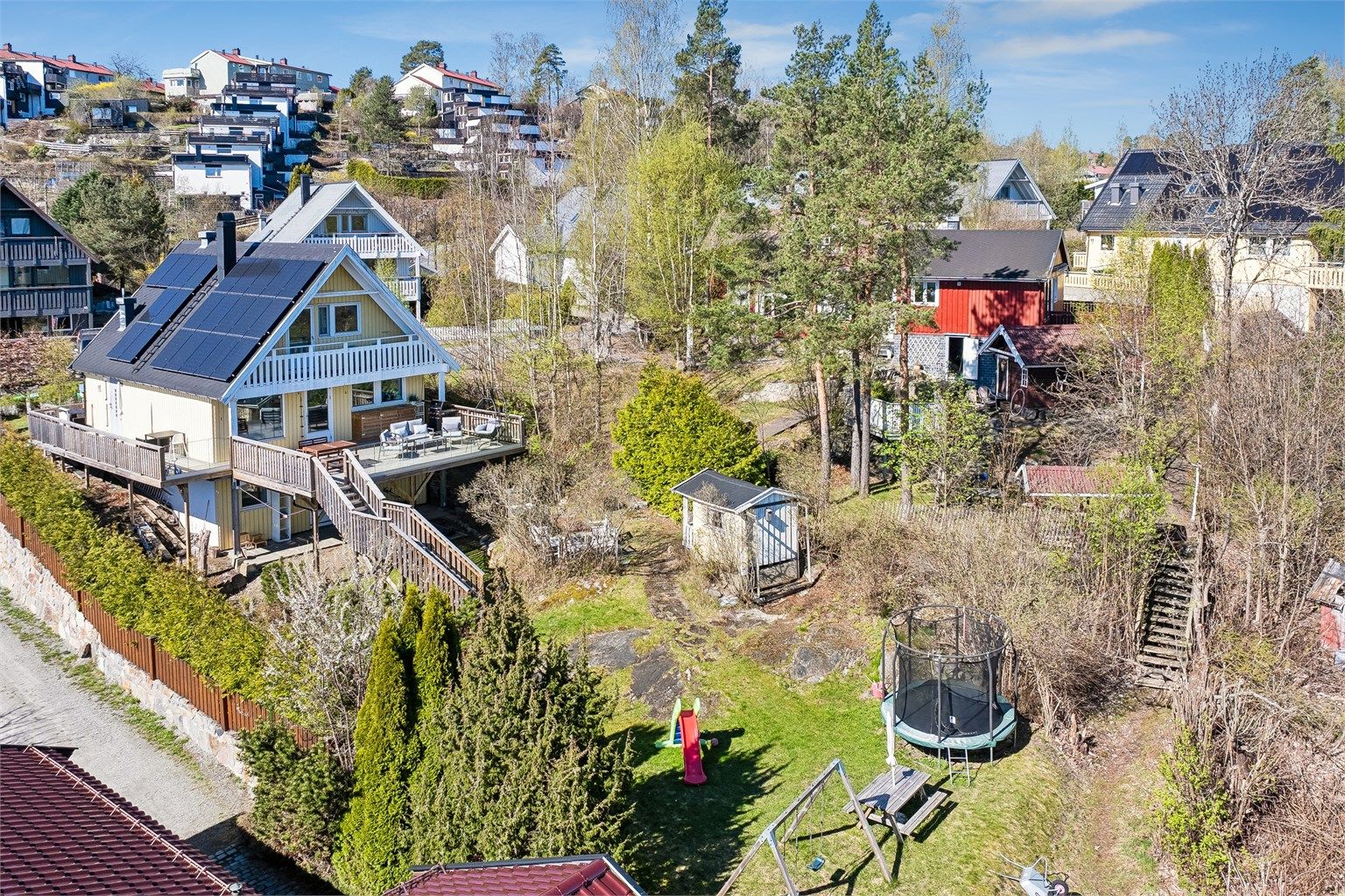 Stor og flott familiebolig med solrik og usjenert hage og en fantastisk fjordutsikt, Foto: Per O. Skjellnan v/Efkt.
