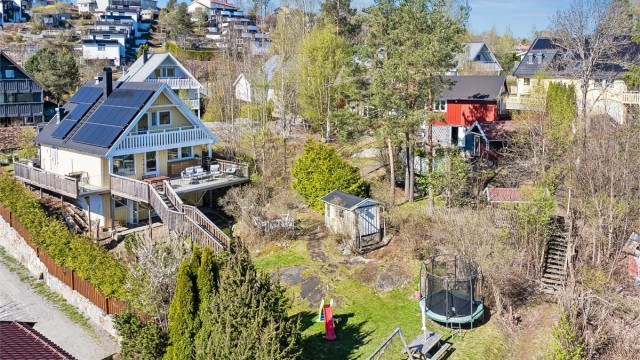 Stor og flott familiebolig med solrik og usjenert hage og en fantastisk fjordutsikt, Foto: Per O. Skjellnan v/Efkt.